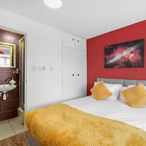 Apartment Argyll Self-contained Studio With En-suite Near Heathrow, Southall