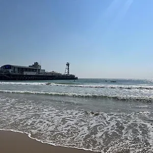 https://lovely-2-bedroom-flat-5-minutes-away-from-beach.tophotelsbath.com